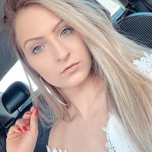 Meet your Posher, Lara